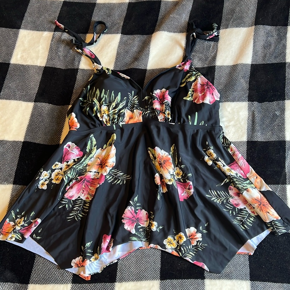 Kona Sol Handkerchief Hem Tankini Top. Size 16W. EUC